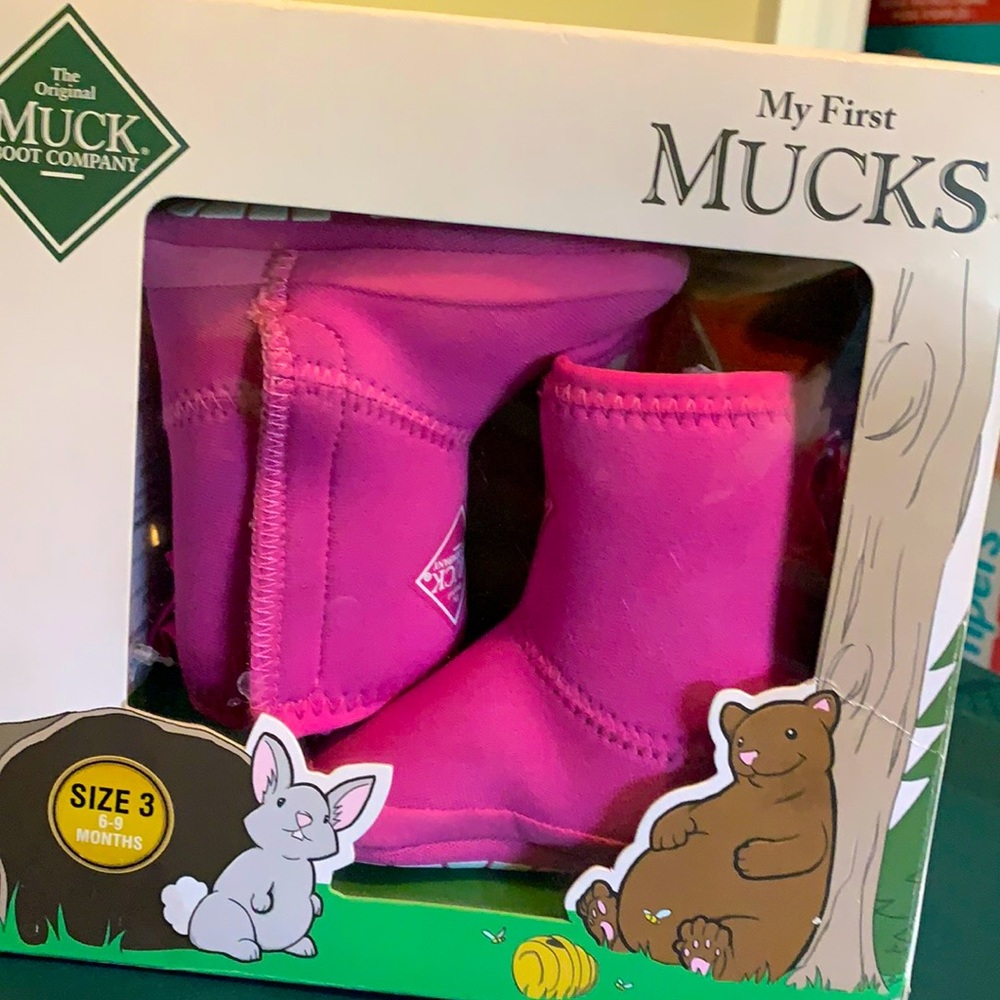 New in box Baby mucks 6-9 month